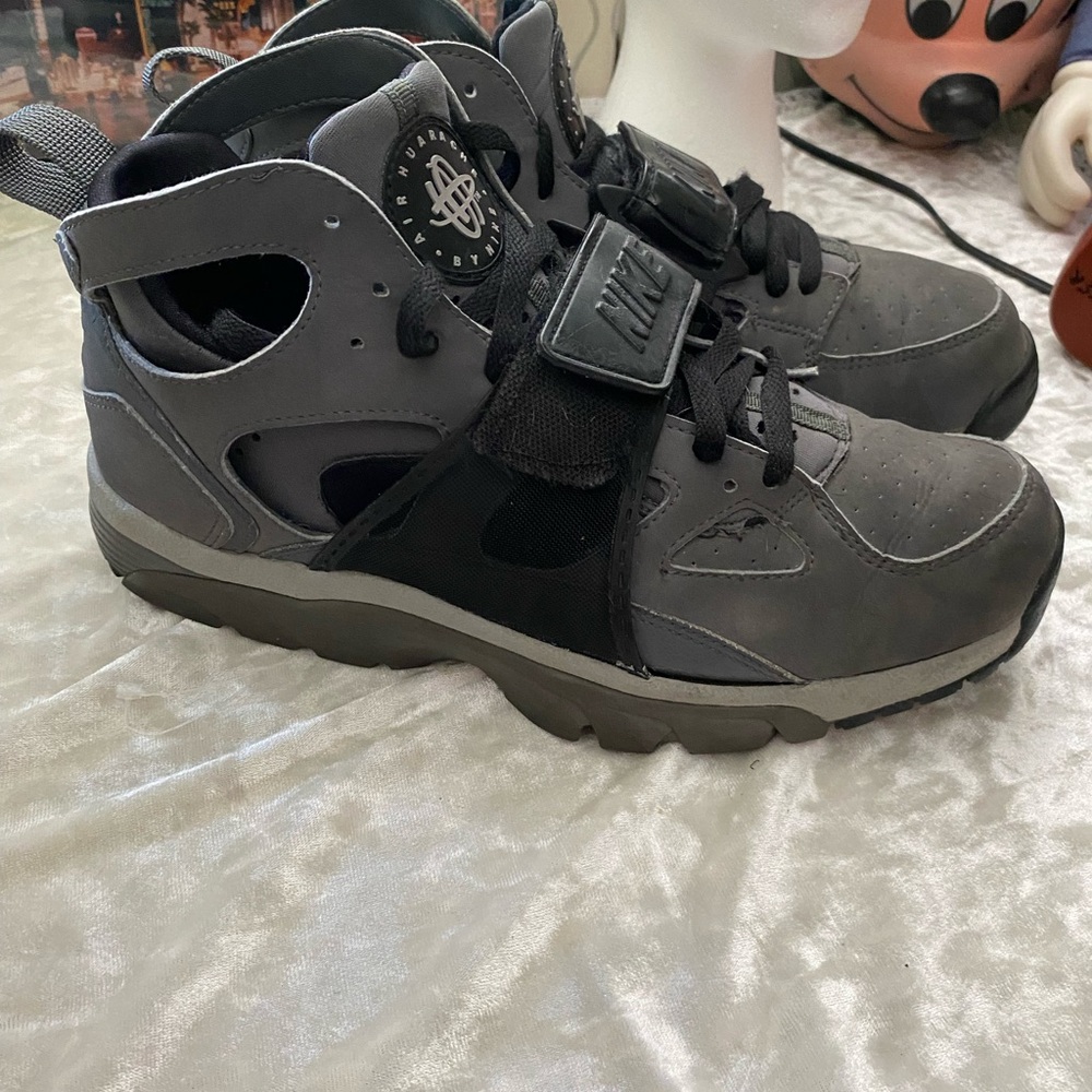 2003 RARE NIKE AIR HUARACHE GREY AND BLACK HIGH TOP SNEAKERS